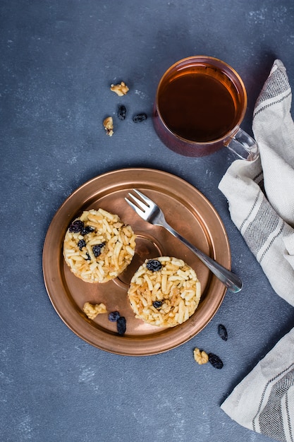 Dulces orientales o asiáticos (chak-chak) con miel, pasas y nueces.