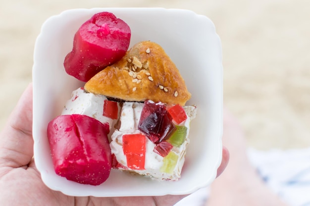 Dulces orientales en un plato blanco