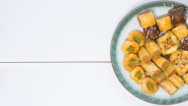 Dulces orientales en un plato sobre la mesa