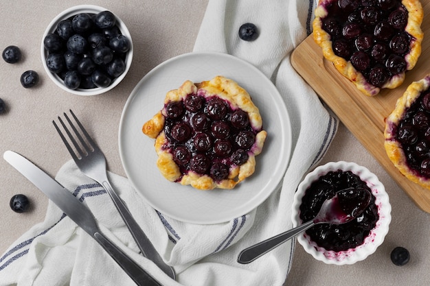 Foto dulces de panadería bellamente decorados