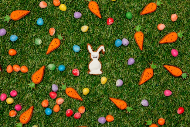 Dulces de Pascua y galletas sobre la hierba verde