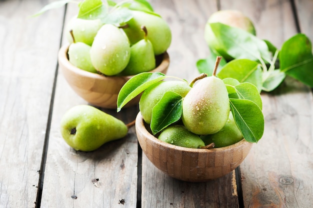 Dulces peras verdes en la mesa de madera