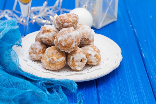 Dulces portugueses cavacas en plato blanco sobre fondo de madera