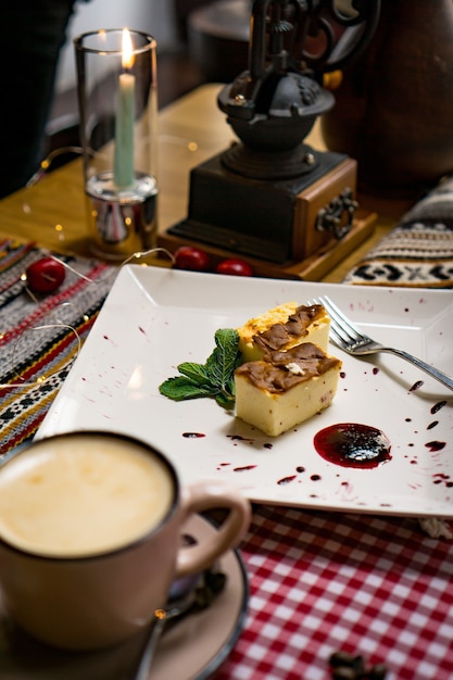 Dulces y postres tradicionales georgianos con avellanas, nueces, jugo de uva, miel, chocolate. Baklava, nakhini, churchkhela. Frutas frescas y frutas confitadas. Café turco tradicional.