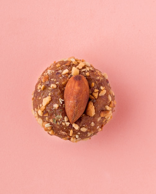 Dulces saludables sin azúcar de frutas secas bolas energéticas con primer plano de nueces