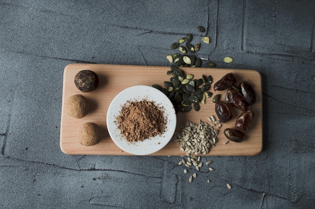 dulces saludables de frutas secas y chocolate con nueces en una bandeja con ingredientes