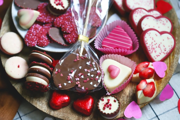 Dulces para San Valentin Chocolates y galletas en forma de corazones