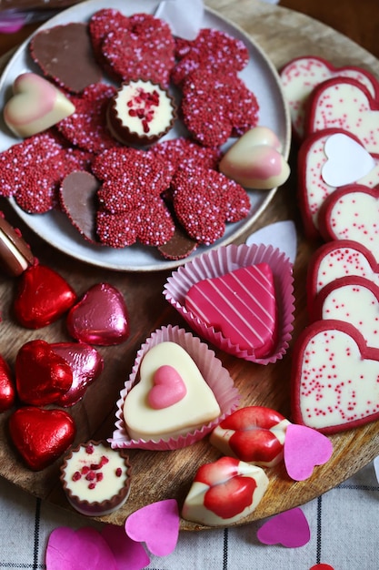 Dulces para San Valentin Chocolates y galletas en forma de corazones