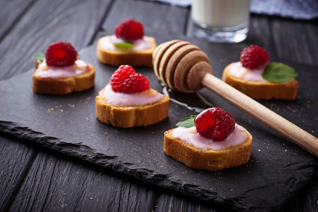 Dulces sándwiches de crema de queso y frambuesa. Enfoque selectivo