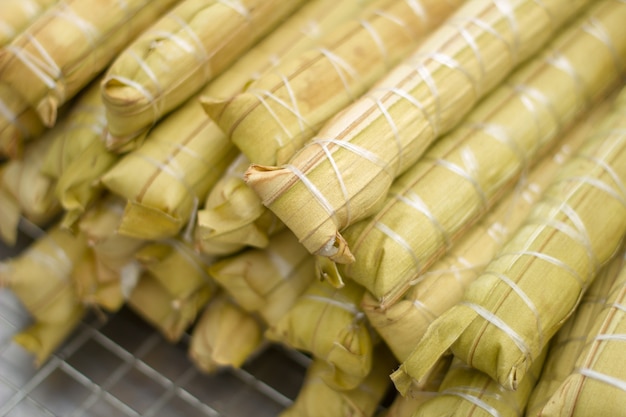 Dulces tailandeses montón de papilla con relleno de plátano o Kao-Tom-Mud