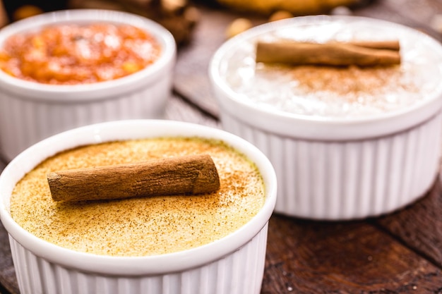 Dulces típicos brasileños de las fiestas de junio curau Mugunza o arroz dulce de maíz o dulces de calabaza Canjica