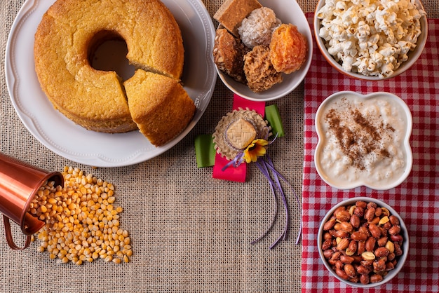 Foto dulces típicos de la fiesta de junio. pastel de harina de maíz, palomitas de maíz, maíz molido, mermelada de calabaza y maní.