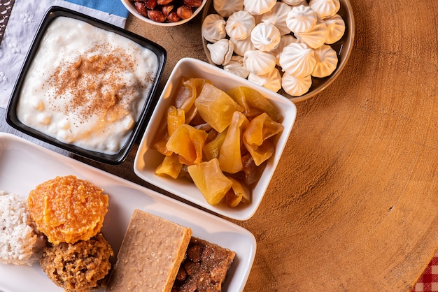 Dulces típicos de la fiesta de junio. Pastel de harina de maíz, palomitas de maíz, maíz molido, mermelada de calabaza y maní.