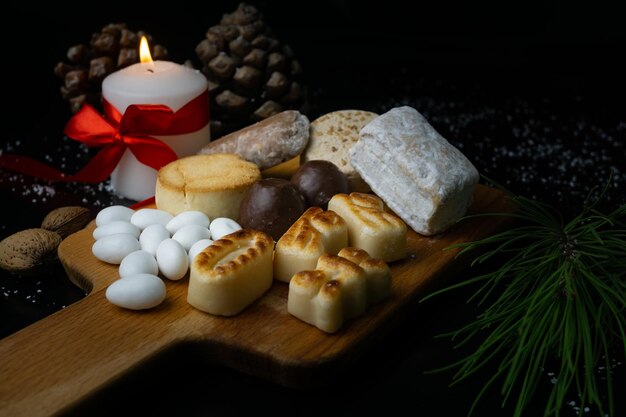 Foto dulces típicos de navidad en la mesa