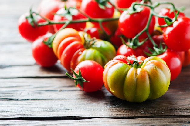 Dulces tomates italianos en la mesa de madera