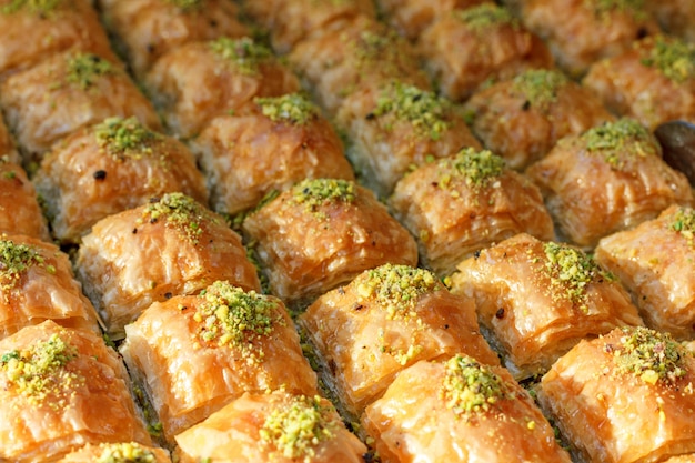 Dulces tradicionales baklava turco en el buffet abierto en un hotel en Turquía