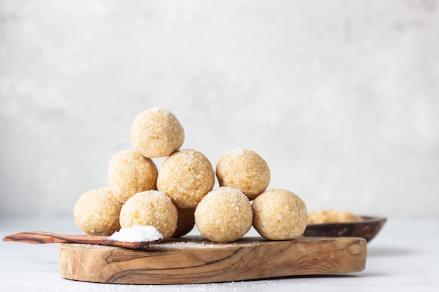 Dulces tradicionales de la India con hojuelas de coco