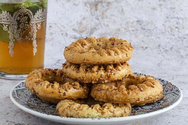 Dulces tradicionales típicos caseros de Ramadán kaak con fondo de mármolComida halal árabe típica