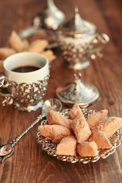 Dulces turcos con café en una mesa de madera