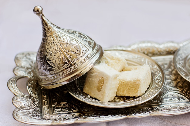 Dulces turcos lokum en bandeja de metal en relieve