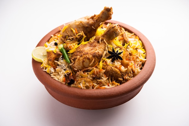 Dum Handi Chicken Biryani wird in einem Ton- oder Tontopf namens Haandi zubereitet. Beliebtes indisches nicht vegetarisches Essen