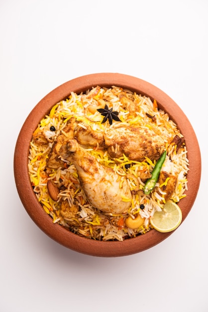 Dum Handi Chicken Biryani wird in einem Ton- oder Tontopf namens Haandi zubereitet. Beliebtes indisches nicht vegetarisches Essen