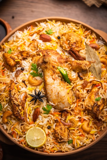 Foto dum handi chicken biryani wird in einem ton- oder tontopf namens haandi zubereitet. beliebtes indisches nicht vegetarisches essen