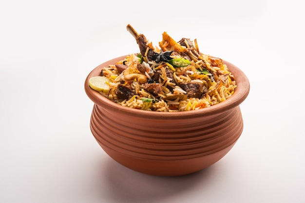 Dum Handi Mutton® Biryani® oder Gosht Pilaw wird in einem irdenen oder tonigen Topf namens Haandi oder 1 Kilo zubereitet. Beliebtes indisches nicht vegetarisches Essen