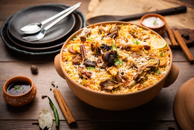 Dum Handi Mutton® Biryani® oder Gosht Pilaw wird in einem irdenen oder tonigen Topf namens Haandi oder 1 Kilo zubereitet. Beliebtes indisches nicht vegetarisches Essen