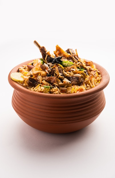 Dum Handi MuttonÃƒÂ‚Ã‚Â BiryaniÃƒÂ‚Ã‚Â o gosht pilaf se prepara en una olla de barro o barro llamada Haandi o de 1 kilo. Comida popular india no vegetariana