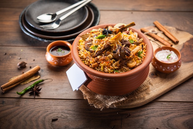 Dum Handi MuttonÃƒÂ‚Ã‚Â BiryaniÃƒÂ‚Ã‚Â o gosht pilaf se prepara en una olla de barro o barro llamada Haandi o de 1 kilo. Comida popular india no vegetariana