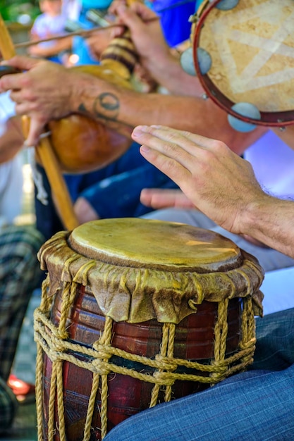 Foto dum player y otros instrumentistas durante una actuación de samba brasileña en el carnaval