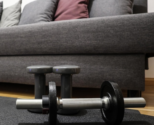 Foto dumbbells cinzentos em um ginásio em casa exercício típico de ginástica em casa em casa