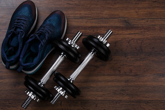 DUmbbells und Turnschuhe