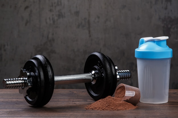 Dumbell y proteína en polvo