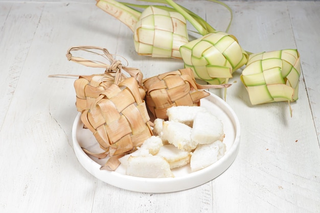 Dumpling de arroz en forma de diamante de Ketupat que generalmente se sirve durante hari raya Ied Al Fitr Ied Al Adha