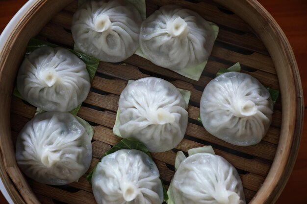 Dumpling de dim sum en cesta de bambú, comida china