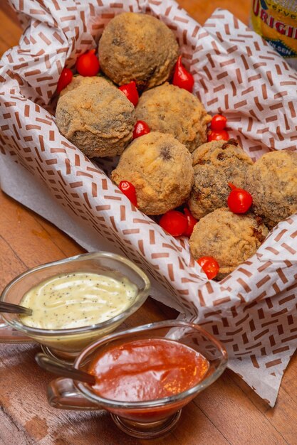 Dumpling de frijoles fritos feijoada coxinha comida típica brasileña con pimientos Servido con mayonesa y salsa picante