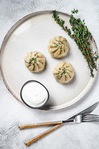 Dumplings cozinhados asiáticos Manti com carne picada em um prato.