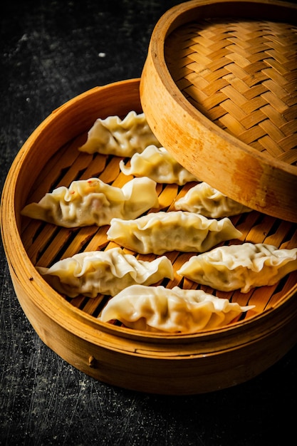 Dumplings de gyoza perfumados en un vapor de bambú