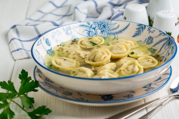 Foto dumplings hechos en casa con caldo