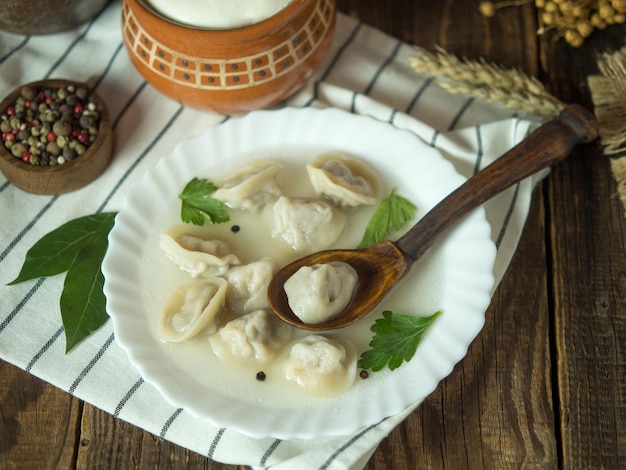 dumplings de ravioli con carne en un fondo rústico