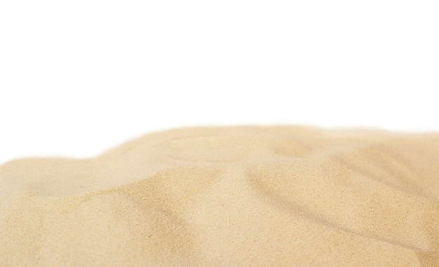 duna de arena aislada sobre fondo blanco