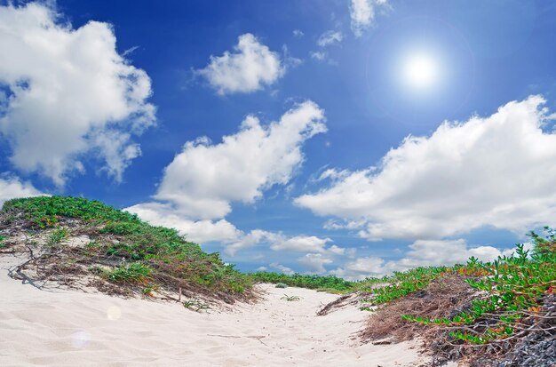 duna de arena y nubes