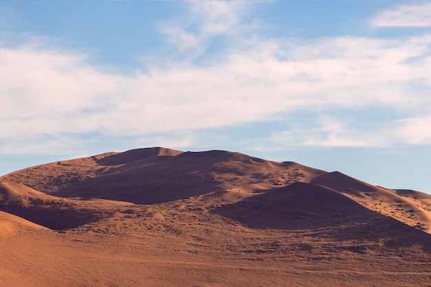 Duna de arena roja contra un cielo brillante en el desierto de Namib