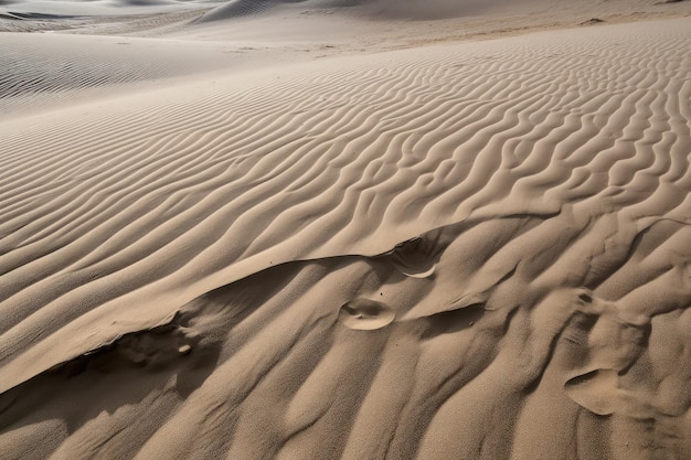 Duna de areia com padrão de redemoinho que lembra areia soprada pelo vento