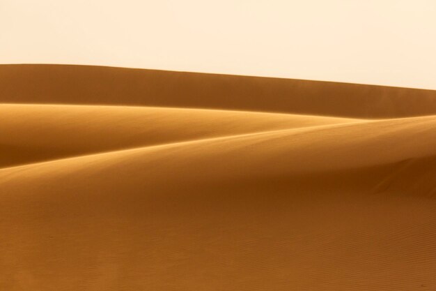 Foto duna de areia no deserto contra o céu