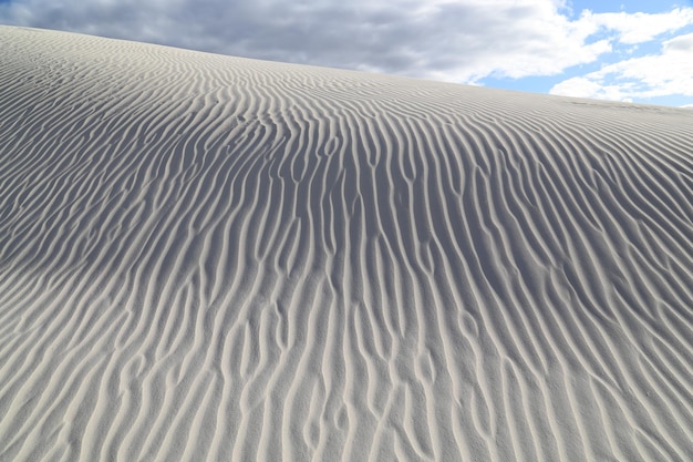 Foto duna de areia no deserto contra o céu