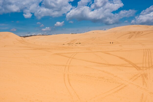 Dunas de arena amarillas en Mui Ne es un popular destino turístico de Vietnam