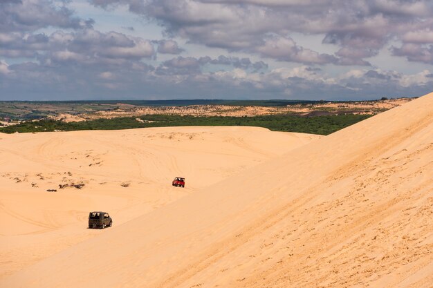 Dunas de arena amarillas en Mui Ne es un popular destino turístico de Vietnam